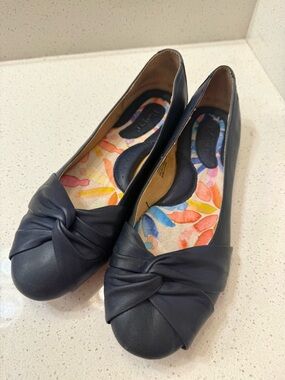 Born Size 9 Navy Leather Knot-Front Women's Flats
